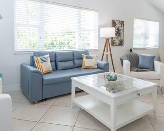 Hutchinson Island 2br,2ba - Private Beach Access - Fort Pierce - Pokój dzienny