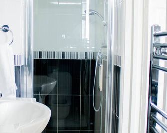 Spacious 5-Bedroom Home - Sleeps 11 & Free Parking - Tilbury - Baño