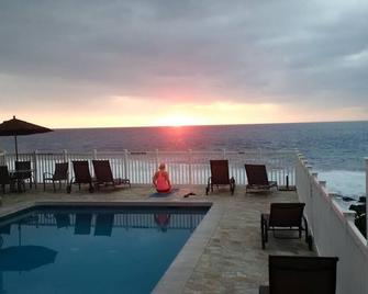 Ocean Front Pool, Private and Newly Renovated Top Corner Unit - Kailua-Kona - Piscine