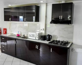 Town House Apartment Hotels Suva - Suva - Kitchen