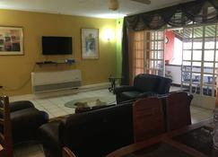 Home away from Home with vacation flare - Maraval - Living room