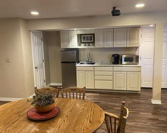 Spacious and Comfortable Garden Level Basement Apartment - Peyton - Kitchen
