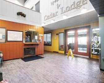 Cute Lower Level Cedar Lodge Room with Balcony & Lake Views! - Laconia