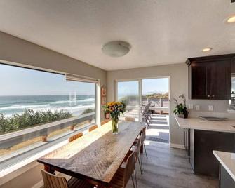 Oceanfront Arch Cape Home with Hot Tub - Arch Cape - Dining room