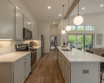 The Curated Treehouse by Innsbrook Vacations! - Innsbrook - Kitchen