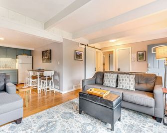 Estes Park Condo with Deck and Views about 3 Miles to RMNP - Estes Park - Living room