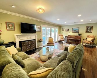 Charming/Private/Centrally Located, 3B/2.5B Home - Monterey Park - Living room