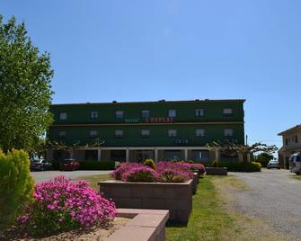 Hostal L'esplai - Viladamat - Building