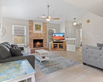 Specials South Mountain Home Nestled in a Quiet Neighborhood - פיניקס - סלון