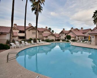 Lovely First Floor Condo in Small, Gated Community - Goodyear - Bazén