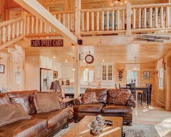 OE Beautiful modern log home on 17 acres private views fire pit Ping Pong AC - Whitefield - Вітальня