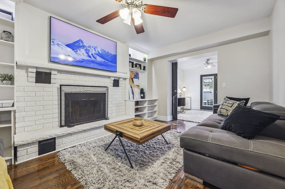 4 Bedroom Home with Hot Tub, Pool, BBQ and Backyard Oasis - Port Hope - Wohnzimmer