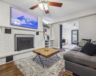 4 Bedroom Home with Hot Tub, Pool, BBQ and Backyard Oasis - Port Hope - Wohnzimmer