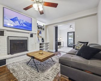 4 Bedroom Home with Hot Tub, Pool, BBQ and Backyard Oasis - Port Hope - Wohnzimmer