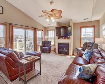 Dog-friendly home with hot tub, sunset sound view, & game room - Frisco - Pokój dzienny