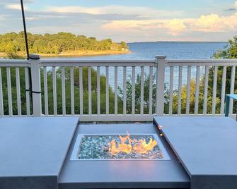 Gorgeous lake house with sandy beachfront. Welcome to Lost World Landing - Eufaula - Balcony