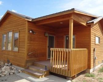 North 40 Cabin, located on a working cattle ranch, with panoramic mountain views! - Powell - Edificio