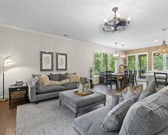 Luxurious 3BR on Lake Saluda w/ Kayaks, Fire Pit - Easley - Living room