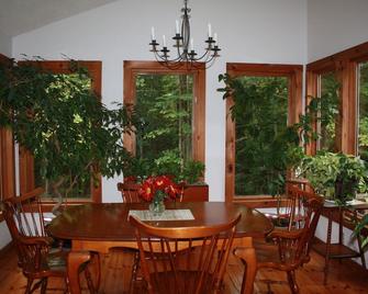 Becket Contemporary Cottage in the Woods Overlooking a Private Spring Fed Pond - Becket - Restaurante