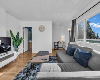 Contemporary one-bed condo conveniently located near YVR & downtown Vancouver. - Vancouver