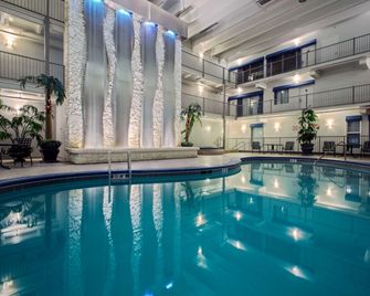 Quality Inn Branson - Hwy 76 Central - ברנסון - בריכה