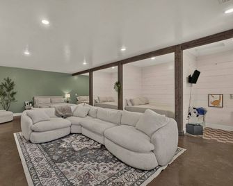 Family Getaway/4 beds + Hot Tub - Saint Anthony