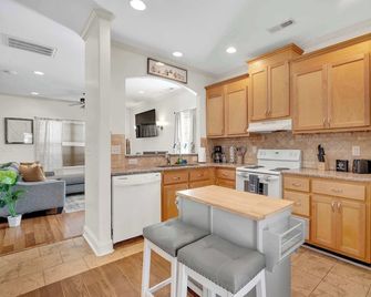Cozy 2B Townhouse - King Bed - Concord - Kitchen