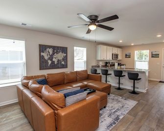 Charming 3-bedroom cottage with WiFi, AC in lovely Ocean Isle Beach - Ocean Isle Beach - Living room