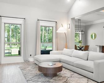 Beautiful 3-bedroom, 2 Bath New Build Home on Lake Palestine with WiFi, AC - Flint - Sala de estar