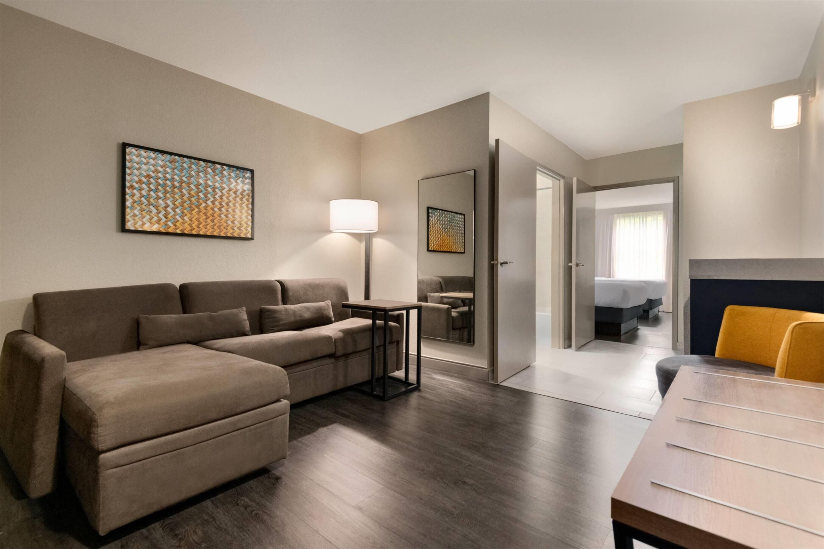 La Quinta Inn & Suites by Wyndham Montgomery - Montgomery - Obývací pokoj