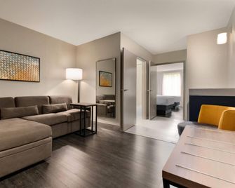 La Quinta Inn & Suites by Wyndham Montgomery - Montgomery - Obývací pokoj