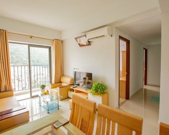 Hometel in Bai Chay, Ha Long with two bedrooms, kitchen, living room - Ha Long - Living room