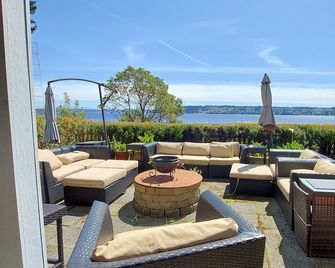Kvi Beach House Studio! Directly Above Vashon's Favorite Beach! - Vashon - Balcón