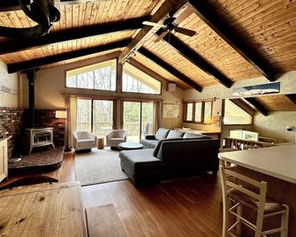 Serene 3BR Chalet Tucked in the Trees - Glen - Living room