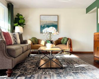 New Kitchen! Charming Mid-Century Modern Home! - Englewood - Living room