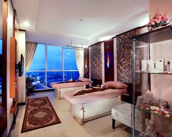 Aston Imperial Bekasi Hotel & Conference Center - Bekasi - Sala de estar