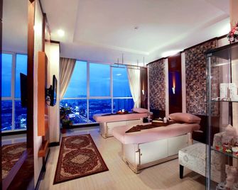 Aston Imperial Bekasi Hotel & Conference Center - Bekasi - Olohuone