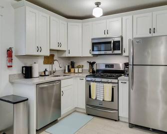 Bright & Cozy Modern Studio, Fast WiFi, Quiet, Walkable to University of Portland - Portland - Cocina