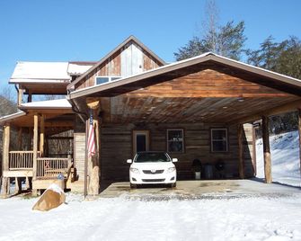 Craftsman Style River House sitting on the French Broad River! - Hot Springs - Edificio