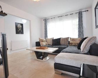 Modern 2 Bed Apartment - Luton - Living room