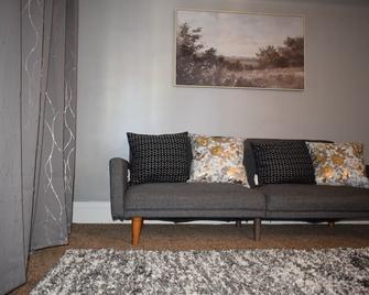 Your Buffalo Hideaway- 2-bedroom with 2 comfy queen-size bed near BUF Airport - Cheektowaga - Living room