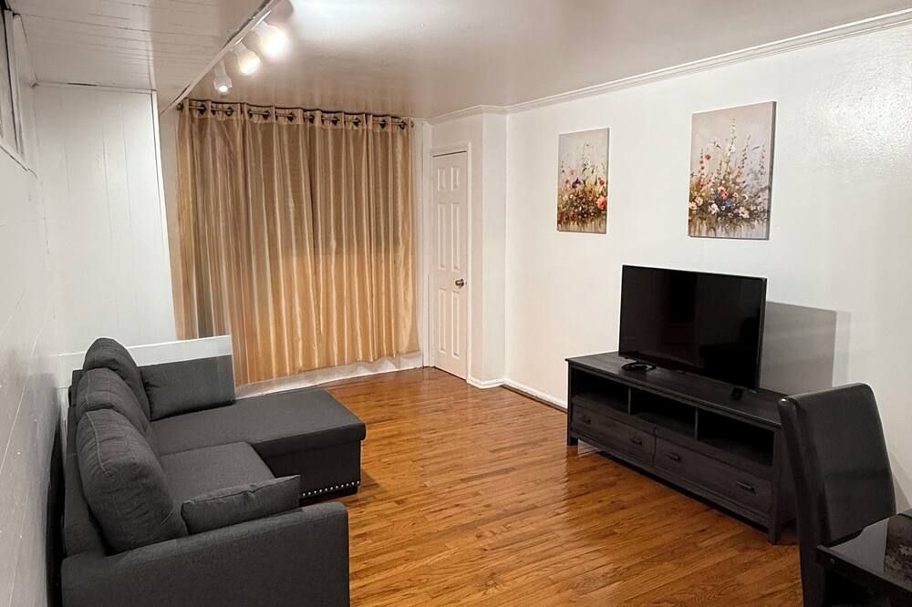 Private Cozy Apartment in E. Elmhurst, Near Lga - קווינס - סלון