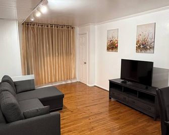 Private Cozy Apartment in E. Elmhurst, Near Lga - Queens - Sala de estar