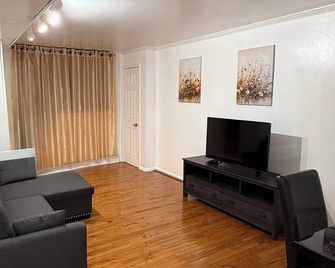 Private Cozy Apartment in E. Elmhurst, Near Lga - Queens - Living room