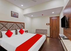 OYO Flagship 812947 Hotel Swagat Inn - Ahmedabad - Bedroom