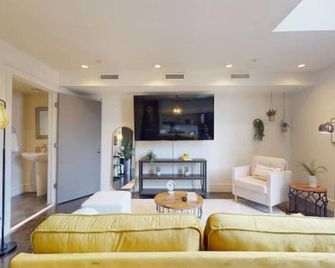 Charmingly Trendy Cloverdale Loft - Gated Parking! - Montgomery - Living room