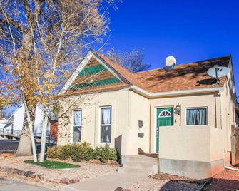 Downtown Home w/ Grill: 5 Mi to Garden of the Gods - Colorado Springs - Edificio