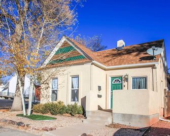 Downtown Home w/ Grill: 5 Mi to Garden of the Gods - كولورادو سبرينغز - مبنى