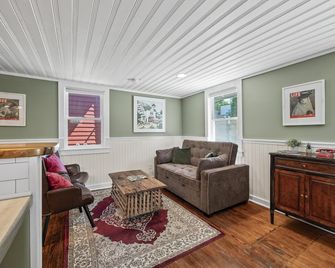 Quaint, renovated cottage in Nashville! - Nashville - Living room