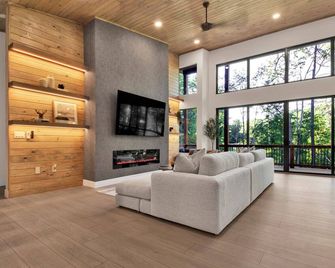 Zoka - A Luxe Modern Cabin Near Clemson w/ Hot Tub - Lake Hartwell - Westminster - Living room